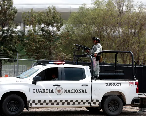 Guadalajara'da Dünya Kupası stadyumu önünde güvenlik kontrolü yapan polis ve askerler.