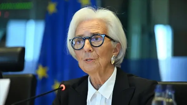 ECB Başkanı Christine Lagarde Frankfurt'ta düzenlenen iklim konferansında konuşma yaparken
