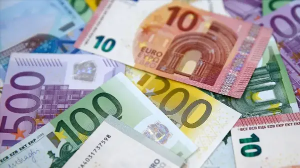 Avrupa Merkez Bankası (ECB) yönetim kurulu toplantısı, ekonomik grafikler üzerinde tartışan yetkililer.