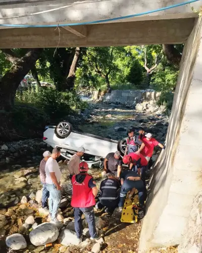 Edremit'te Sürücünün Direksiyon Hakimiyetini Kaybettiği Otomobil Dereye Uçtu: 1 Yaralı