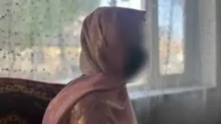 Afganistan'da bir kız çocuğu kitap okuyor