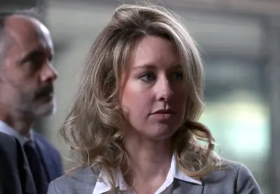 Elizabeth Holmes'un sanal masası, üzerinde eski model bir Macbook, iPhone ve tıbbi cihazlar bulunuyor.