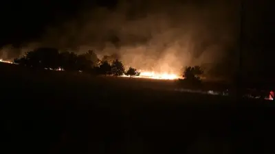 Elmadağ Kayak Merkezi yakınında çıkan otluk alan yangınını söndürmeye çalışan itfaiye ekipleri