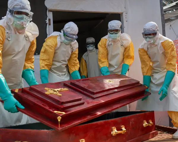 Ebola kurbanı için hastanede taşınan tabut.