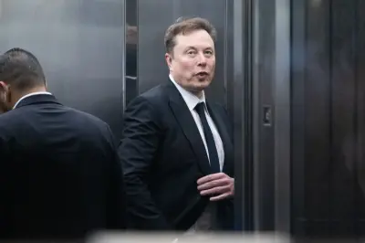 Elon Musk'ın Hyperloop projesi hakkında konuşurken çekilmiş bir fotoğrafı