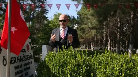 Emekli Korgeneral Zekai Aksakallı, Şehit Ömer Halisdemir'in kabrini ziyaret ederken.
