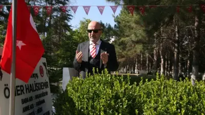Emekli Korgeneral Aksakallı'dan Şehit Halisdemir'in Kabri Başında 15 Temmuz Mesajı