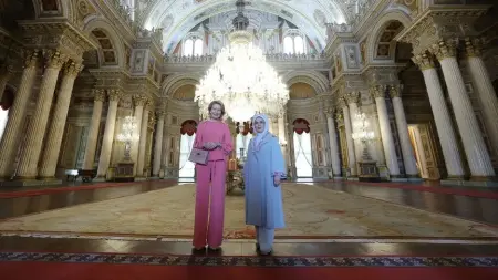 Emine Erdoğan ve Belçika Kraliçesi Mathilde Dolmabahçe Sarayı'nda