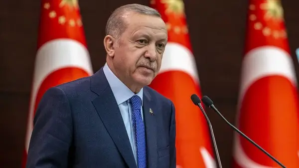 Cumhurbaşkanı Recep Tayyip Erdoğan'ın yerel ara seçim sonuçlarına ilişkin açıklama yaptığı anı gösteren görsel.