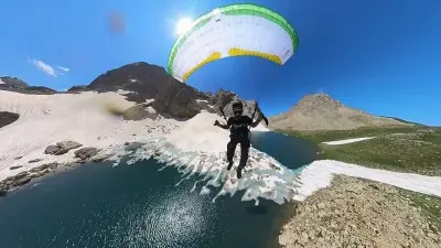 Erzincan'da Buzul Göl Üzerinde Nefes Kesen Gösteri: Kayak ve Yamaç Paraşütü Bir Arada