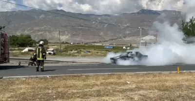 Erzincan'da Seyir Halindeki Otomobil Alevlere Teslim Oldu: Sürücünün Sigarası Dikkat Çekti