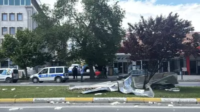 Erzincan'da Şiddetli Rüzgar Hayatı Felç Etti: Çatılar Uçtu, Ağaçlar Devrildi