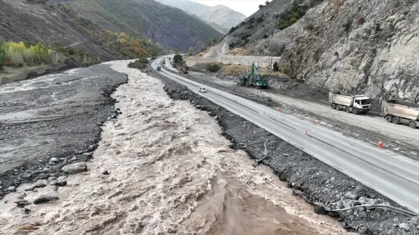 Erzincan-Erzurum kara yolunu kapatan heyelan