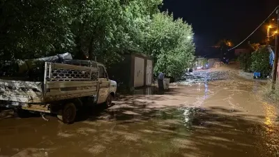 Erzincan Üzümlü'de Sağanak Yağış Hayatı Felç Etti: Taşkınlar ve Su Baskınları