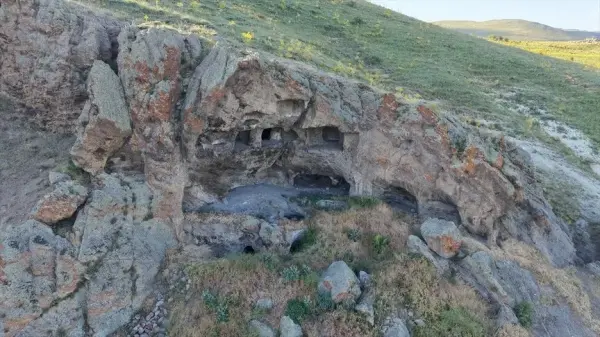 Erzurum Hamamderesi'nde definecilerin ortaya çıkardığı antik yerleşim yeri izleri