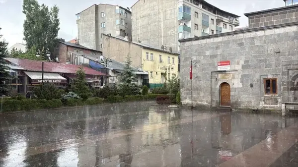 Erzurum'da sağanak ve dolu yağışı sonrası oluşan su birikintileri ve trafikteki aksamalar.