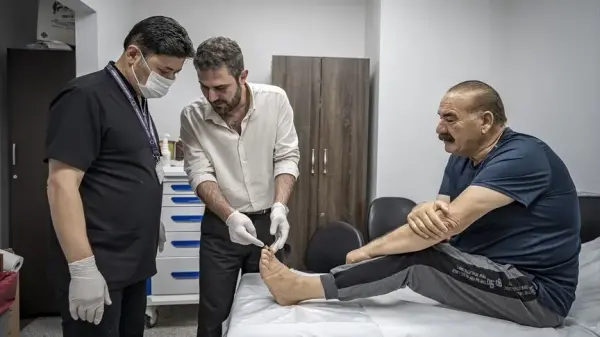 Atatürk Üniversitesi Araştırma Hastanesi Yara Bakım Ünitesi'nde tedavi gören hasta ve sağlık ekibi