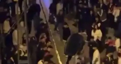Esenyurt'ta asker eğlencesi sırasında çıkan kavgada yaralanan kişilere sağlık ekipleri müdahale ediyor.