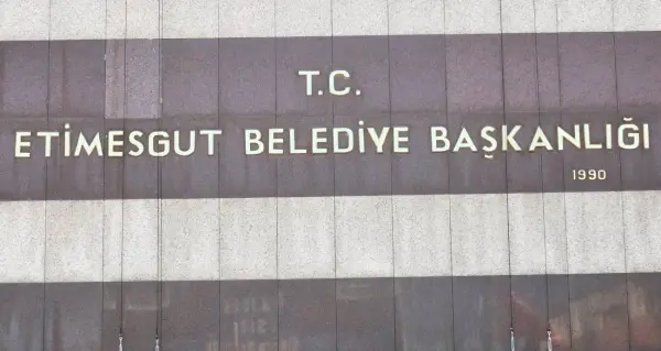 Etimesgut Belediye Meclisi'nde başkan vekili seçimi sırasında oy kullanan meclis üyeleri