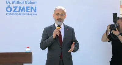 Eyüpsultan Belediye Başkanı Mithat Bülent Özmen'in gözaltına alınma anı veya belediye binası önündeki polis araçları.