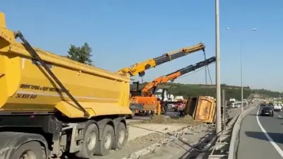 Eyüpsultan'da Hafriyat Kamyonu Kazası: İstanbul Havalimanı Yolu Kilitlendi, İki Yaralı