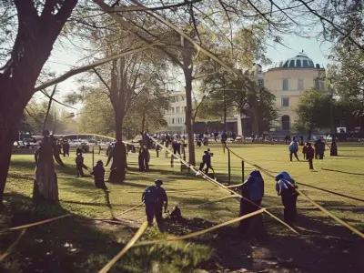 Eyüpsultan'da Parkta Kanlı Pusu: 5 Yaralı, Şüpheliler Yanmış Araçla Kaçtı