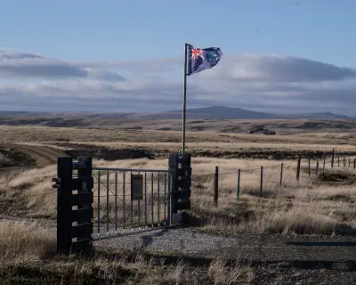 Falkland Adaları bayrağı dalgalanıyor