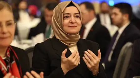 Fatma Betül Sayan Kaya ve eşi adliyeden çıkarken