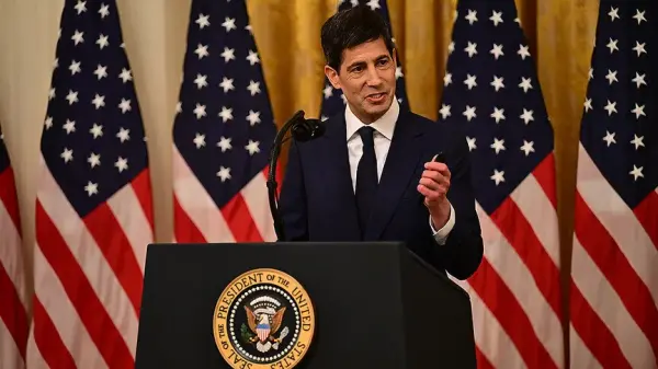 Fed Başkanı Kevin Warsh Senato komitesinde konuşurken