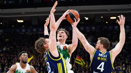 Fenerbahçe Beko oyuncuları EuroLeague Dörtlü Final sevinci yaşıyor