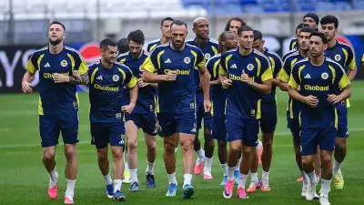 Fenerbahçe ve Eyüpspor futbolcuları Süper Lig maçında mücadele ederken