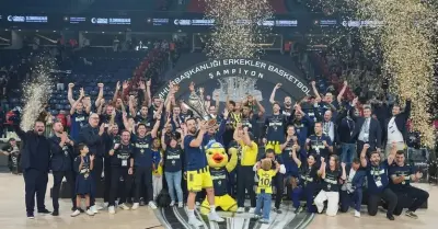 Fenerbahçe Tarfin basketbol takımı Cumhurbaşkanlığı Kupası'nı kaldırırken
