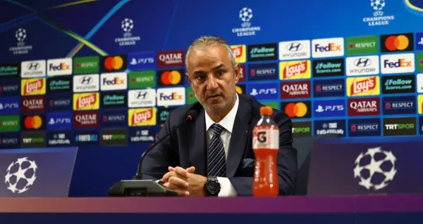 Fenerbahçe Teknik Direktörü İsmail Kartal basın toplantısında konuşurken