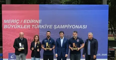 Meriç Nehri'nde kürek çeken sporcuların genel görünümü