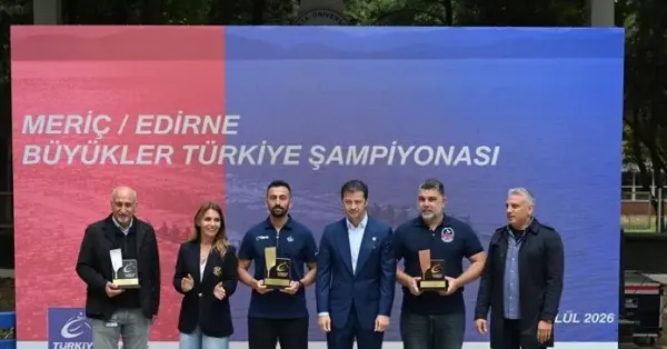 Meriç Nehri'nde kürek çeken sporcuların genel görünümü
