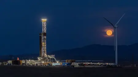 Fervo Energy logosu ve jeotermal enerji santrali görseli