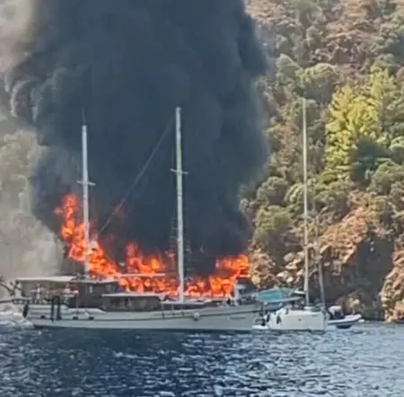 Fethiye açıklarında yanan tekneden denize atlayan yolcular
