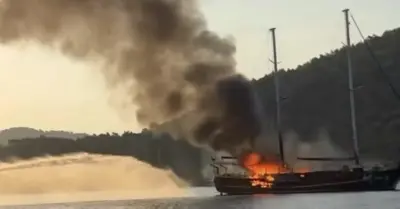 Fethiye'de Lüks Tekne Alevlere Teslim Oldu: 'Princess Alize' Sulara Gömüldü