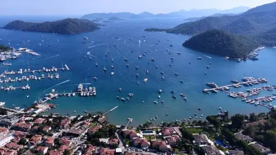Fethiye Körfezi'nde deniz süpürgesi ve atık alım gemisi