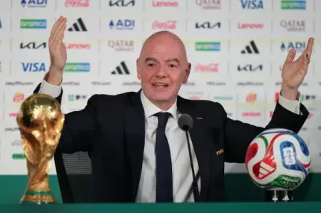 FIFA Başkanı Gianni Infantino basın toplantısında konuşurken.