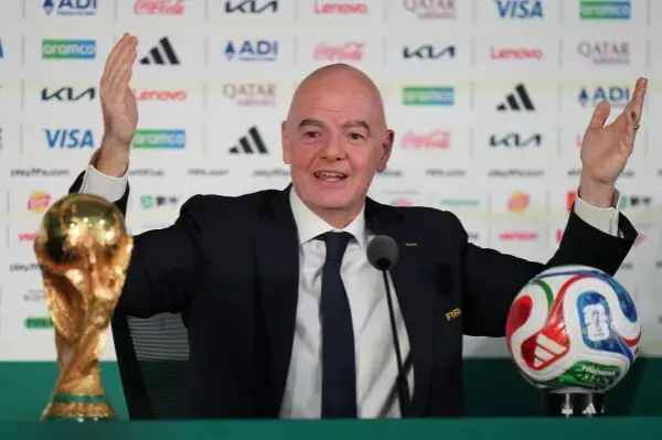 FIFA Başkanı Gianni Infantino basın toplantısında konuşurken.
