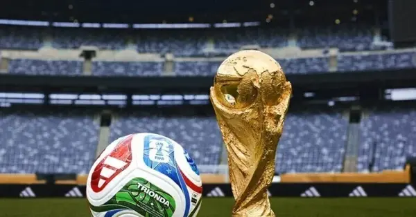 FIFA ve UEFA yetkililerinin gergin bir toplantısını gösteren fotoğraf