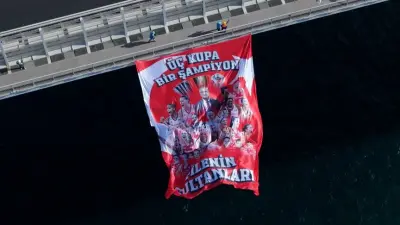 İstanbul Boğazı'nda dalgalanan Filenin Sultanları'nın şampiyonluk bayrakları