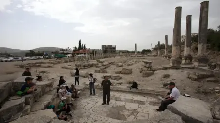 Sebastia Antik Kenti'nden tarihi kalıntılar ve UNESCO logosu.
