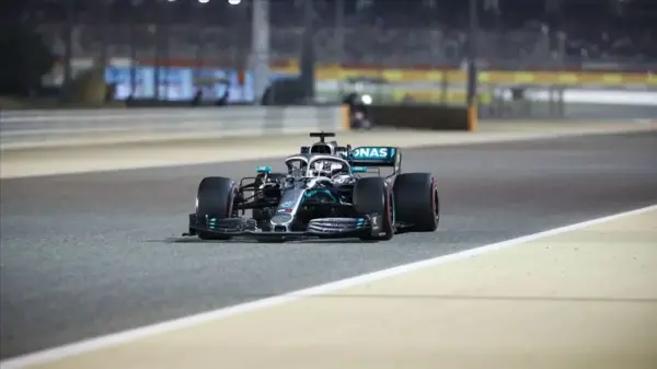 Formula 1 araçları Barselona-Katalonya Pisti'nde yarışırken