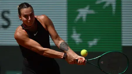 Fransa Açık tenis turnuvası kortunda mücadele eden tenisçiler