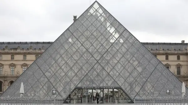 Paris'teki Louvre Müzesi'nin dış görünümü, güvenlik önlemlerinin alındığı bir dönemde.