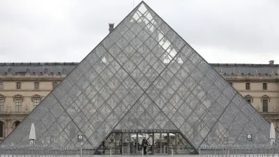 Paris'teki Louvre Müzesi'nin dış görünümü, güvenlik önlemlerinin alındığı bir dönemde.
