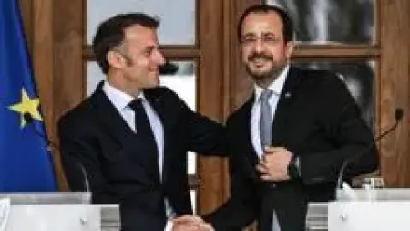 Fransa ve Kıbrıs bayrakları, askeri gemiler ve harita üzerinde işaretlenmiş Kıbrıs adası.