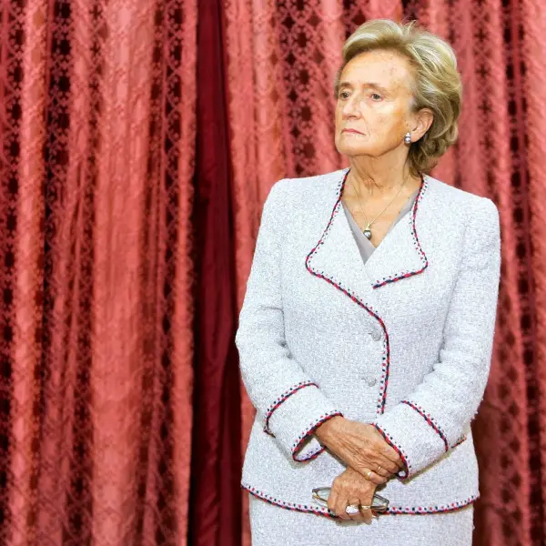 Bernadette Chirac'ın resmi bir portresi, zarif ve düşünceli bir ifadeyle.